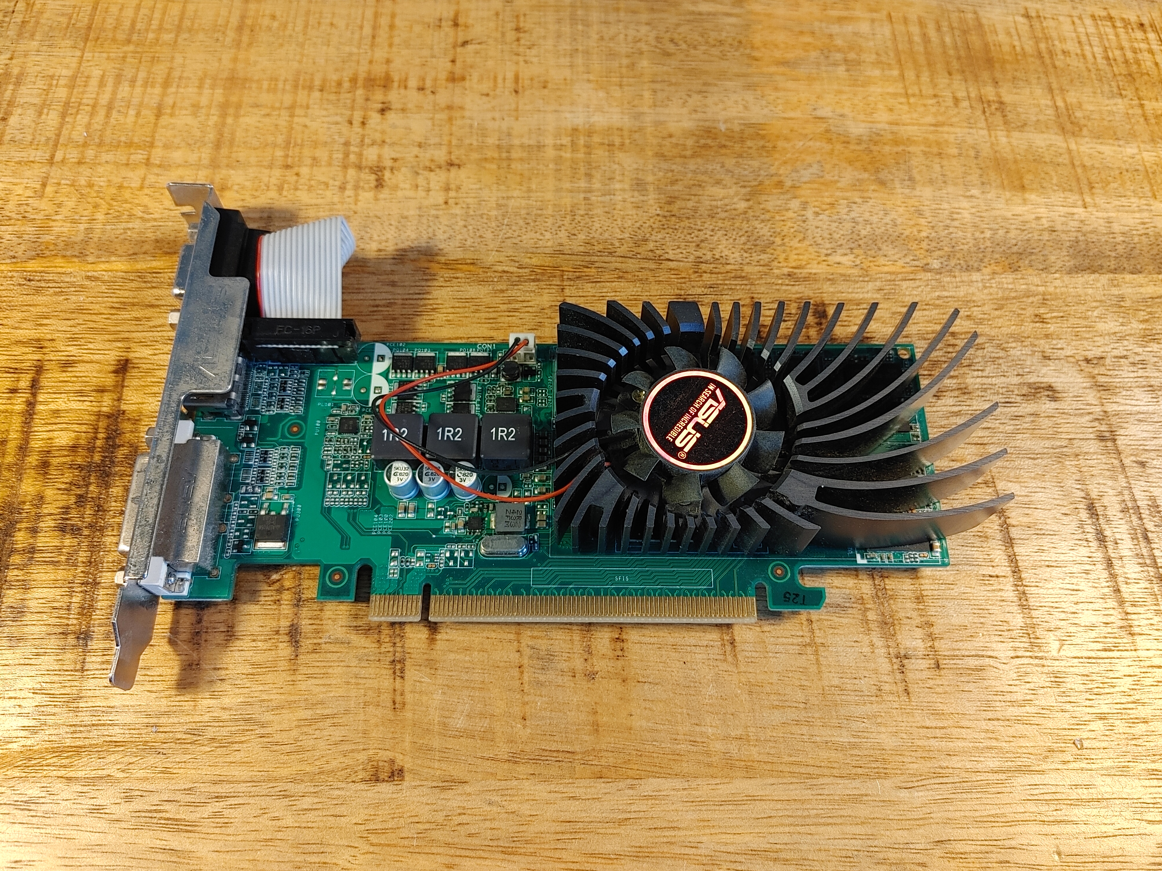 AsusRadeon R9 255 2GB (1) ASUS Radeon R9 255 2GB GDDR3